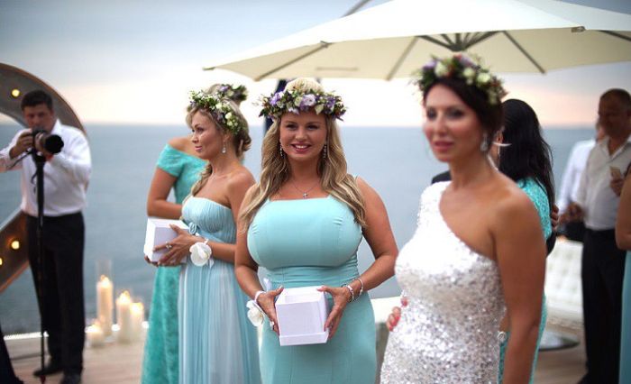 bridesmaid tits the size of her head
